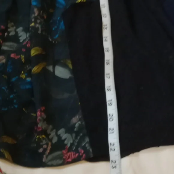 BANANA REPUBLIC , FLORAL PLEATED SKIRT - BLACK AND BLUES, SIZE 8 - Picture 6 of 10